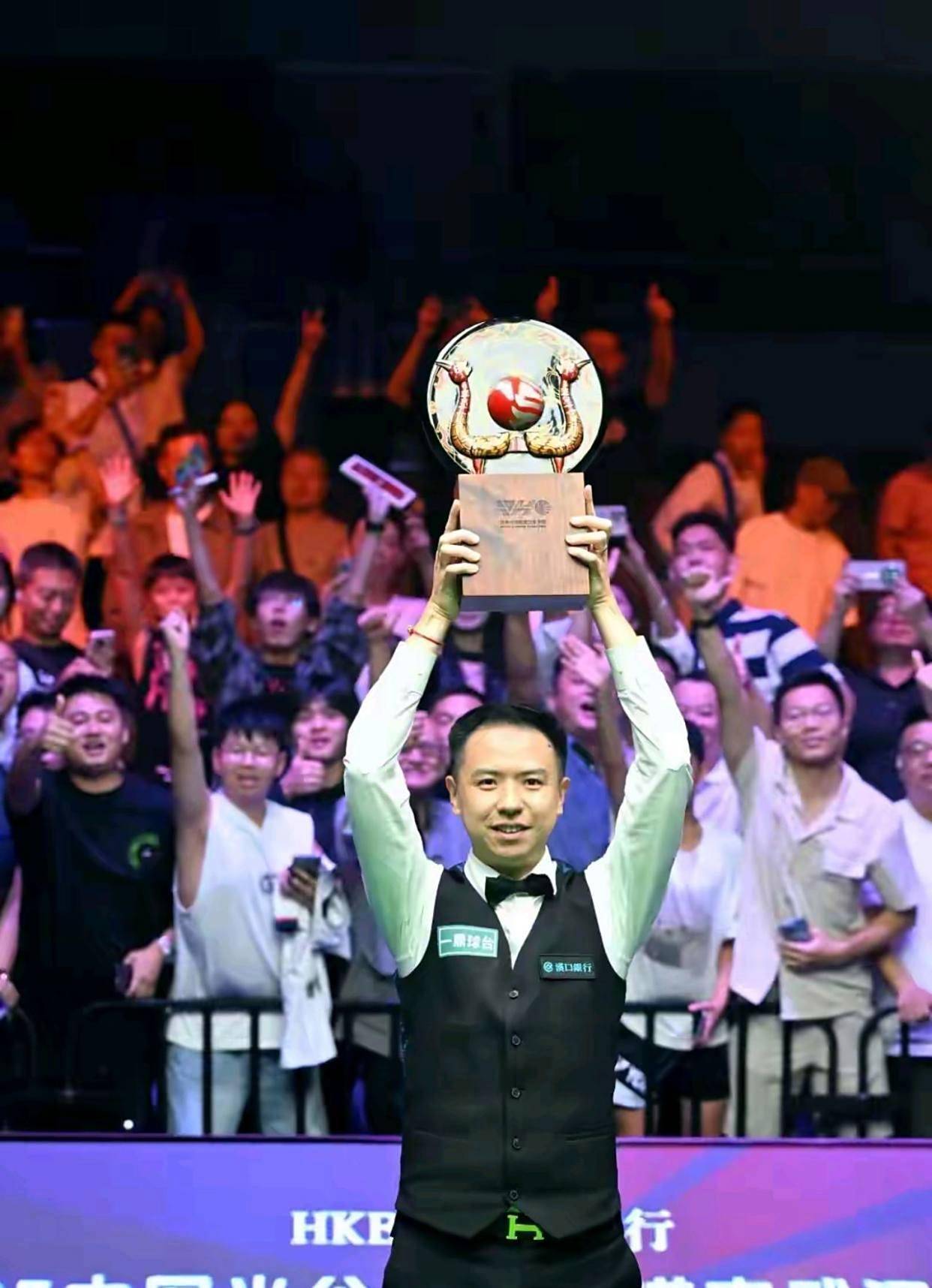 两人在场上 两人在场上